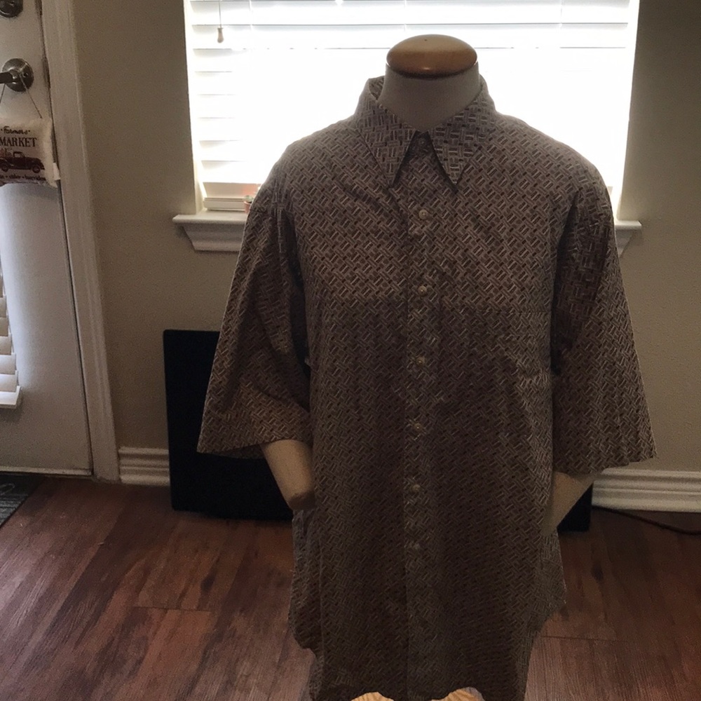 Really nice looking men’s button down shirt!! 😎
